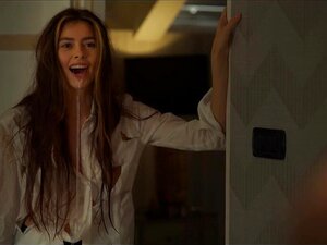 Zwei heiße Mädels werden besessen und explodieren mit einer Tonne