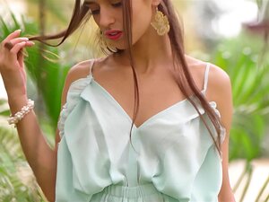 Perfektes süßes Model mit großen Titten zeigt heißen Körper und