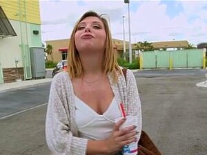 Sexy Ashley lässt Pizza für einen guten Schwanz stehen