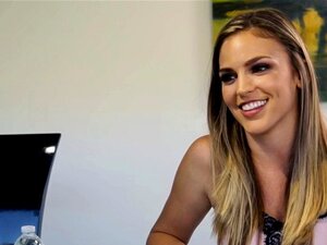 Lingerie lesbisk slickning. Underklädeslesbisk slickar babes fitta