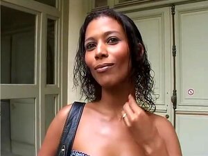 Geile schwarze französische Babe wird in den Arsch gefickt - Telsev