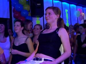 Typen lecken jemandem die Muschi aus. Typen im Club lecken jemandem