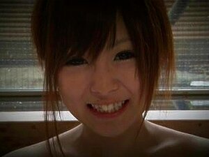Japanse schoonheid Miku Airi, smeert zichzelf in en geeft dan een