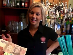 Öffentliche Aufreißer - Schöne aschblonde Barkeeperin wird für den