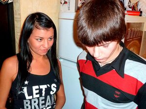 Gut aussehende Brünette Karen wird von einem harten Schwanz im