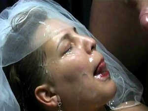 Braut bekommt ein Facial von der gesamten Hochzeitsparty