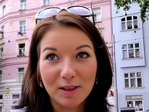 HUNT4K. Der arme Typ schaut zu, wie seine sexy Freundin ihn betrügt