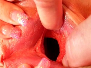 Kleine Süße Agata mit kinky Muschi beim Gaping