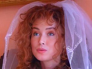 Heiße rothaarige Braut fickt eine indische Babe mit ihrem Ehemann.