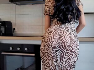 Erlebe, wie eine versaute Stiefmutter in ihrem engen Kleid deine