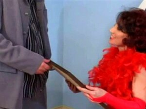 Une mature poilue baise comme une mignonne. Une mature poilue baise