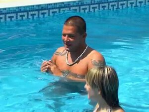 Ungarische Babe spielt Partyspiel, bevor sie lutscht