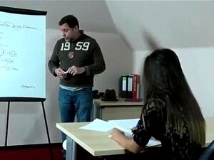 Petite amateur avec une chatte serrée, première fois à enseigner à