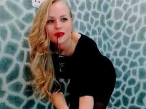 Przepiękna blond laska bawi się z nią