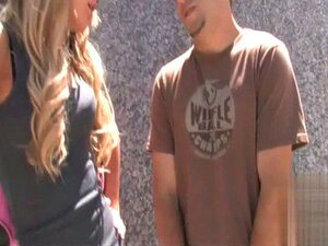 Honigrasierte Muschi Eierlecken