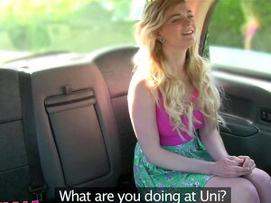Weibliche Fake-Taxi-Studentin leckt ihre erste nasse Muschi