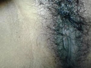 Desi-Frau mit behaarter Sahne