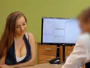 VIP4K. Du porno de fille sexy se fait baiser pour de l'argent à la