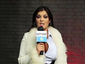 TV-Reporterin mit großen Titten wird geil, holt ihre Titten raus und