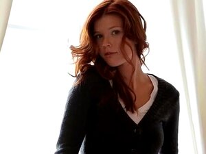 Unglaubliche Rothaarige zieht weiche Haut aus