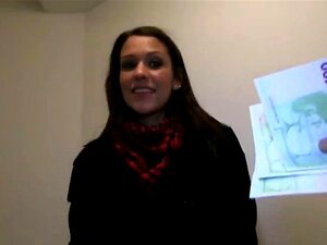 Hete brunette amateur geneukt op trap in het openbaar