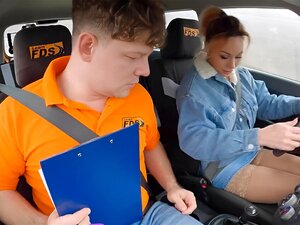 Diese ukrainische Schlampe hat bei der Fake Driving College den