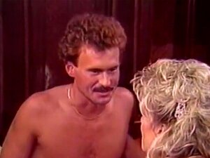 Плава курва са великим сисама јебе