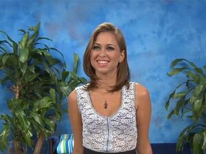 Alasti seksuaalista hierontaa varten. Kaunis seksikäs riisuu itsensä