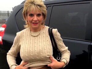 Untreue britische MILF Lady Sonia zeigt ihren übergroßen Br