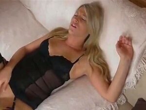 Heiße deutsche Blondine in schwarzen Strümpfen bekommt eine