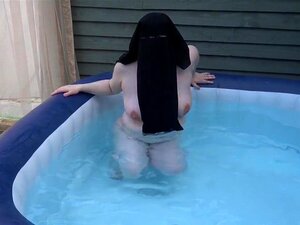 nackt im Niqab in der sexy Wanne