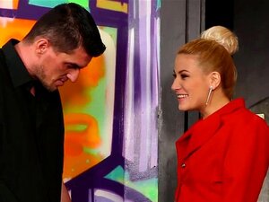 Glam-Schlampe bekommt Wam-Cum. Glam-bekleidete Schlampe Wam-Cum vom