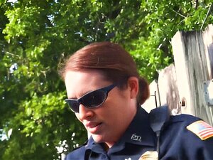 Busige Offiziere nehmen einen Verbrecher und lassen ihn blasen und