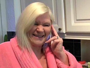 Super heiße GILF Lacey Starr wird von einem gut bestückten frischen