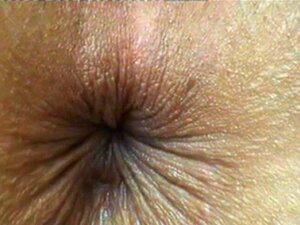 close-up kontgat knipogen. niets anders dan kontgat