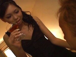 Mimi lutscht einen Schwanz und bekommt Sperma nach dem Ficken. Mimi