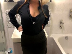 Geschäftsfrau kommt von der Arbeit nach Hause und zieht sich aus und