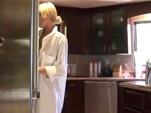Blond flickvän onanerar, suger och knullar i köket