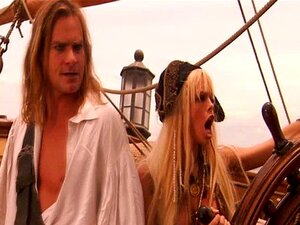 Piratenbabe verwöhnt den Schwanz des Kapitäns