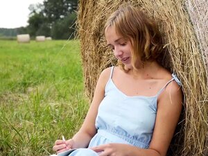 Oxana hing draußen im Heufeld und schrieb in ihre