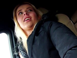Blonde Nikky Dream wird von Typen für eine kostenlose Fahrt gefickt.