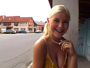 Ebony erfreut riesigen Schwanz. Sexy Ebony-Schatz gibt draußen einen