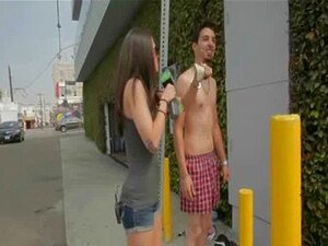 Geile Tussi fickt für Geld 11