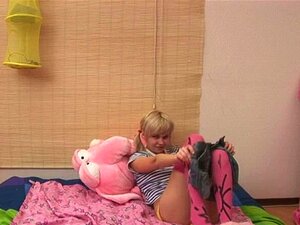 Обла катја и прстима истражује своју