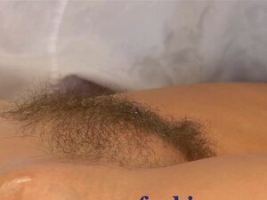 Massagerum Mogen kvinna med hårig fitta får orgasm