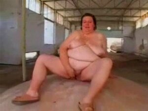 Eine schöne SSBBW-Oma spielt Solo. Eine schöne SSBBBW-Oma spielt
