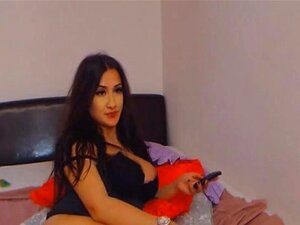 Ragazza arrapata con belle tette grandi, fortunata con tette naturali