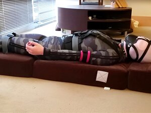 Selfbondage CD im Camo-Bodysuit