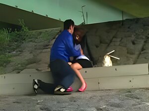 Sex in der öffentlichkeit unter der Überkopfbrücke.