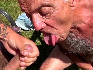 Frisches Sperma lässt Perv Gunther wieder fühlen